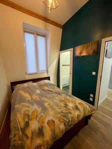 - une chambre avec un lit et un mur vert dans l'établissement WIFI- STADE DE FRANCE- BASILIQUE CATHEDRALE MONSEJOURASAINTDENIS, à Saint-Denis