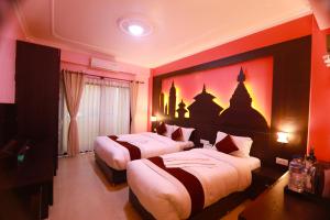 Rúm í herbergi á Hotel Task International