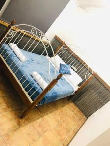 an overhead view of a metal bed with pillows at Entire 4 Bedroom pets friendly home in Alice Springs CBD with 2 kitchens 2 bathrooms Toilets and plenty of free secured parking in Alice Springs