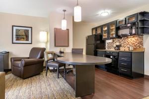 Dapur atau dapur kecil di Candlewood Suites Alabaster, an IHG Hotel