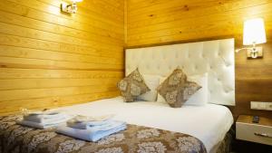 Postel nebo postele na pokoji v ubytování Ayder Hasimoglu Hotel