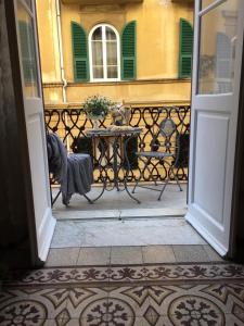 an open door leading to a patio with a table and a table at Grandmas 5 terre in La Spezia +55 photos