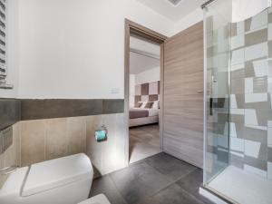 Koupelna v ubytování Orange Suites - De Vivo Realty Sorrento + 37 fotografií
