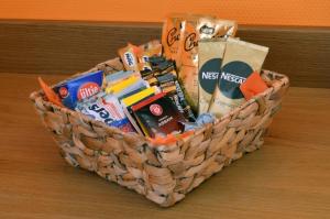 a basket filled with snacks and drinks on a table at B&B Brandholz in Goldkronach