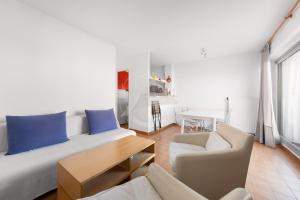 uma sala de estar com uma cama, um sofá e uma mesa em AS11677 - Marina de type p3 avec parking privé et appontement em Le Grau-du-Roi