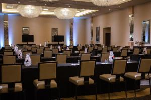 uma sala de conferências com mesas, cadeiras e lustres em Kimpton Hotel Palomar Phoenix Cityscape, an IHG Hotel em Phoenix