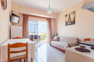 salon z kanapą i stołem w obiekcie CHRISTINE SEASIDE APARTMENTS IN CHANIA w Stalós +37 zdjęć