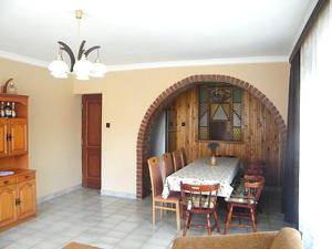 - une salle à manger avec une table et des chaises dans l'établissement Kupa Villa, à Balatonboglár