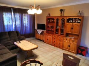 - un salon avec un canapé et une table dans l'établissement Kupa Villa, à Balatonboglár