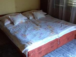 - un grand lit dans une chambre avec publicité dans l'établissement Kupa Villa, à Balatonboglár