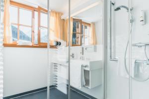 Baðherbergi á Felbermayer Hotel & AlpineSpa-Montafon
