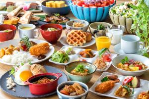 名古屋市にあるホテルフォルツァ名古屋栄のたくさんの皿に食べ物が載ったテーブル