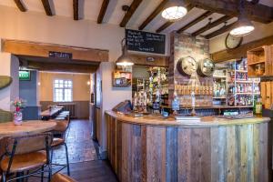 Lounge nebo bar v ubytování The Littleton Arms