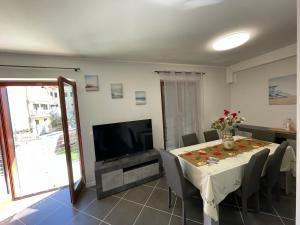 TV a/nebo společenská místnost v ubytování Residenza Punta Acquabella