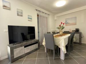TV a/nebo společenská místnost v ubytování Residenza Punta Acquabella