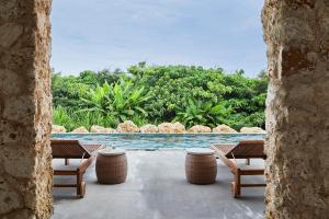 een patio met uitzicht op een zwembad bij The Rescape in Miyako Island