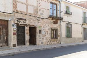 un vecchio edificio sul lato di una strada di Casa Rural Abuelo Pedro a Cuerva