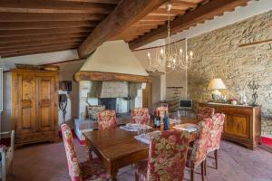 comedor con mesa de madera y sillas en Casale degli Olmi, en Brancorsi