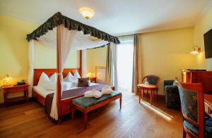 Un pat sau paturi într-o cameră la Hotel Engel