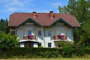 Casa blanca con techo rojo en Ferienwohnung Josy, en Sankt Kanzian