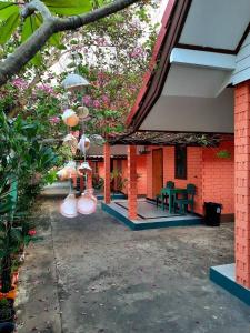 een patio van een huis met een tafel en stoelen bij คิวทอง บังกะโล (Q-Thong bungalow) in Ko Larn