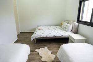 Postel nebo postele na pokoji v ubytování Bitra hermon suites