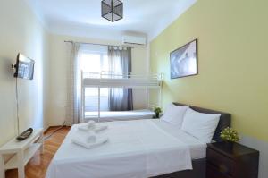 Posteľ alebo postele v izbe v ubytovaní Stathmos Larissis C, a cozy 2BR Apartment, Close to Metro Station. 6