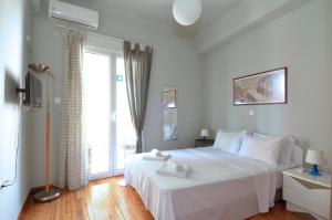 Posteľ alebo postele v izbe v ubytovaní Stathmos Larissis C, a cozy 2BR Apartment, Close to Metro Station. 6