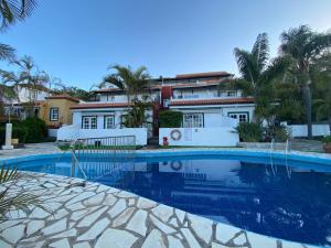 una piscina frente a una casa en Apartamentos y Bungalows Finca Colón, en Fuencaliente de la Palma