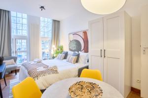- une chambre avec un lit, une table et des chaises dans l'établissement Maison Grand Place Studio 4, à Bruxelles