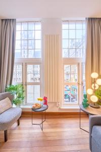 - un salon avec des fenêtres et une table avec de la nourriture dans l'établissement Maison Grand Place Studio 4, à Bruxelles