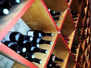 - un bouquet de bouteilles de vin dans une cave à vin dans l'établissement Hotel-Restaurant des Voyageurs, au Cheylard