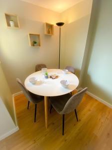 een witte tafel en stoelen in een kamer bij Appartement renove et moderne L'Eustache in Calais