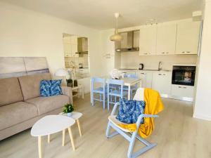 una sala de estar con un sofá y una mesa en Apartamentos Stil Mar Anna - L'Escala Stil Mar Anna Calm, en L'Escala
