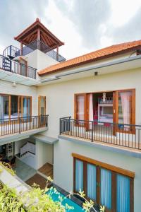 Edificio a 2 piani con balconi e cucina di Villa Cleopatra Bali a Sanur