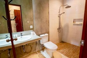 un bagno con wc, lavandino e doccia di Villa Cleopatra Bali a Sanur Altre 19 foto