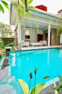 una piscina davanti a una casa di Villa Cleopatra Bali a Sanur