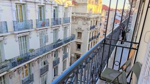 A balcony or terrace at Hypercentre lamartine 505