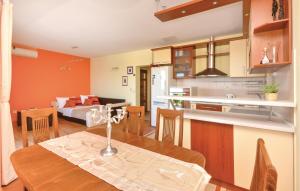 uma cozinha e uma sala de estar com uma mesa e um sofá em 2 Bedroom Nice Apartment In Split em Split