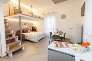 een kleine kamer met een bed, een keuken en een kamer bij Casa Imperati in Pianillo