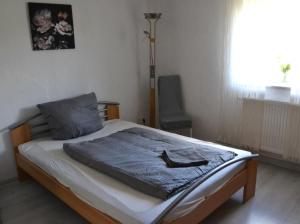 Schlafzimmer mit einem Bett mit blauer Decke in der Unterkunft Ferienwohnung Klüger Seitenhain in Liebstadt