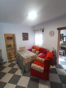 sala de estar con sofá y mesa en Casa Monte Los Peñasquitos, en Cazalla de la Sierra