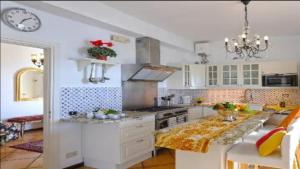 Η κουζίνα ή μικρή κουζίνα στο Villa Delle Ginestre - sea view