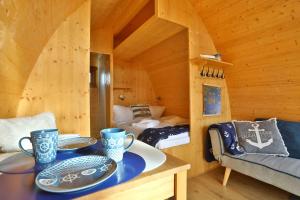 Hausboot Captain Hook客房内的一张或多张床位