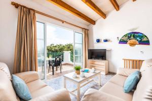 una sala de estar con un sofá y una mesa en Villa Karoline, en Cala en Forcat