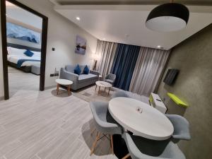馬斯喀特的住宿－Citadines Al Ghubrah Muscat，酒店客房带一张床、一张桌子和椅子