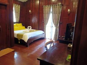 Postel nebo postele na pokoji v ubytování Baan Lhang Wangh บ้านหลังวัง