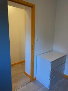 una habitación vacía con un tocador y una puerta en Lille Appartement Comfort en Lille