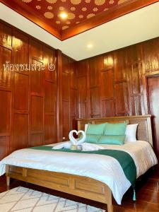 Postel nebo postele na pokoji v ubytování Baan Lhang Wangh บ้านหลังวัง