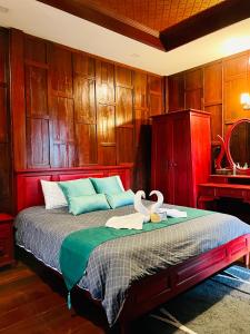 מיטה או מיטות בחדר ב-Baan Lhang Wangh บ้านหลังวัง